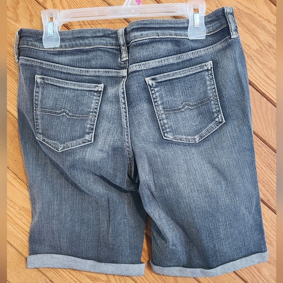 Arizona Jeans Co Medium Wash Size 11 Cuffed Denim Shorts - Picture 6 of 9